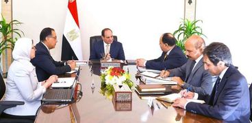 «السيسى» خلال اجتماعه أمس مع رئيس الوزراء ووزيرى الصحة والمالية