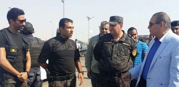 مدير أمن السويس مع القوات خلال الحملة
