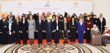 الرئيس السيسي مع عظيمات مصر