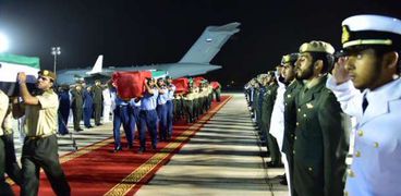 بالصور| وصول جثامين الشهداء الإماراتيين إلى مطار البطين بأبوظبي