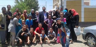 بالصور| تجمهر أهالي "أبو طاحون" أمام مدرسة في الشرقية بعد رفض ملفات أبنائهم