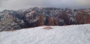 أرشيفية الثلوج فوق قمة جبل موسي ليلة أمس