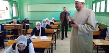رئيس أزهرية كفر الشيخ يتابع سير الامتحانات
