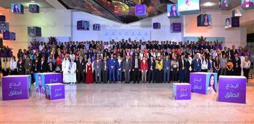الرئيس السيسي والمشاركين في المؤتمر الوطني للشباب- أرشيفية