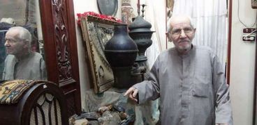 «اشتراهم من قوت يومه».. قصة «شرقاوي» جمع 500 قطعة من التحف والأنتيكات