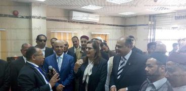 وزيرة التخطيط ومحافظ مطروح خلال افتتاح مركز خدمة المواطنين بعد التطوير