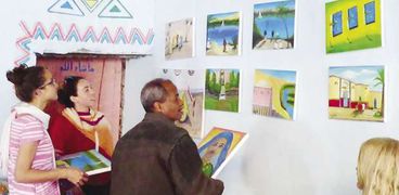 «جمال» أمام لوحاته