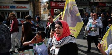 فلسطينيون يتظاهرون للإفراج عن الأسرى بالسجون الإسرائيلية