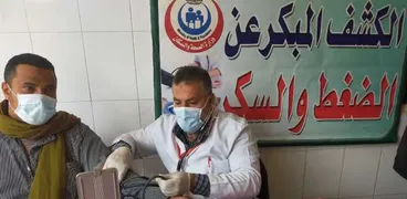 الكشف علي ١٤٠٠ مريض بالقافلة الطبية العلاجية بقرية قراجة بكفر صقر