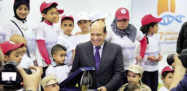 رئيس مجلس إدارة الهيئة العربية للتصنيع فى لقاء سابق مع أطفال مستشفى «57357» «صورة أرشيفية»