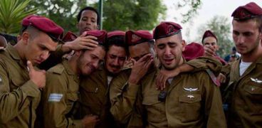 عدد من الجنود الإسرائيليين في نوبة بكاء جماعي - أرشيفية