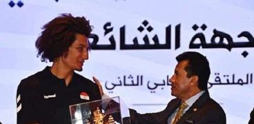 الدكتور أشرف صبحي يكرم لاعب المنتخب المصري علي زين
