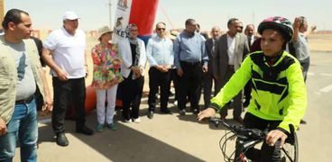وزيرة البيئة ومحافظ الوادي الجديد يطلقان شارة بدء ماراثون الدراجات