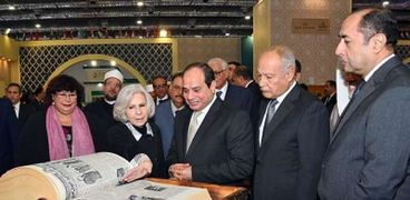 الرئيس يتفقد جناح جامعة الدول العربية خلال افتتاح معرض الكتاب