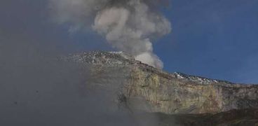 بركان نيفادو ديل رويز ينفث بمدينة كولومبيا في أمريكا الجنوبية