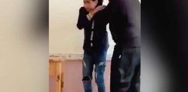 مدرس يضرب طالب
