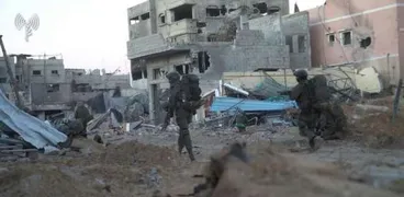 جنود الاحتلال خلال اقتحام منازل في غزة