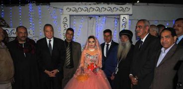 بالصور| محافظ قنا يحضر حفل زفاف عروس من إحدى دور الأيتام