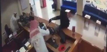 "بمسدس لعبة".. لص يسطو على مصرف في الكويت ويهرب