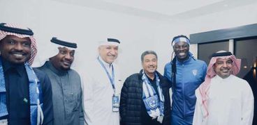 محمد عبده مع لاعبي نادي الهلال