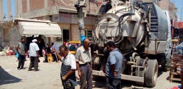 سيارات الشفط بشوارع الإسكندرية لتنظيف الشنانيش من تراكم رواسب الذبح