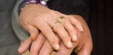 عاش الزوجان معاً لمدة 70 سنة قبل أن يموتا سوياً
