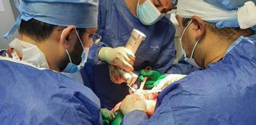 خلال عملية جراحية تركيب ركبتين صناعي بمستشفى مطروح العام