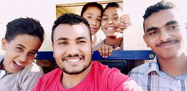 محمد والأطفال من حوله