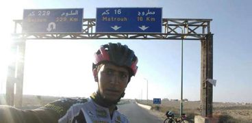 "محمد" يسافر لحدود ليبيا والسودان بالعجلة