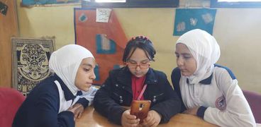 طلبة مدارس الأمام الشافعي  يحولون المناهج إلى قصص رقمية