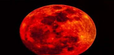 الأربعاء المقبل .. «قمر الدم» يضيء سماء العالم في ظاهرة مميزة