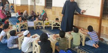 أحد الدروس التثقيفية لصغار السن في المساجد