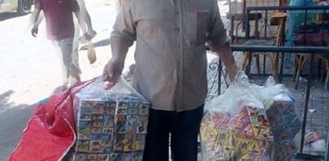 محمد خليل يبيع لعب أطفال وحلويات