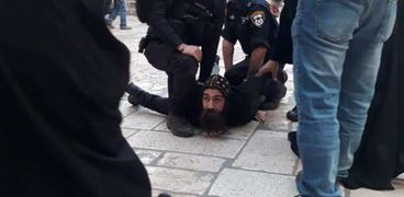 ضباط الاحتلال يسحلون أحد الرهبان