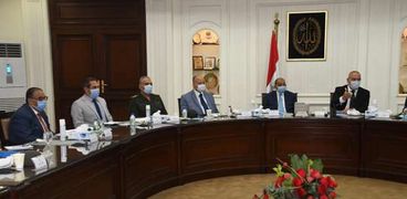 "الجزار" و"شعراوي" خلال الاجتماع بحضور عدد من المحافظين