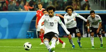 محمد صلاح يسدد ضربة جزاء في مباراة روسيا