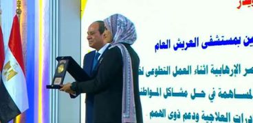 الرئيس السيسي يكرم «إسراء» ابنة شمال سيناء
