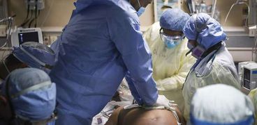 أطباء المركز الأمريكي ينقذون مريض بكورونا