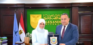 تكريم رئيس جامعة الإسكندرية الدكتورة نهال الشقنقيري