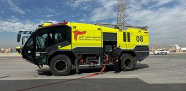 إحدى مركبات إطفاء الحريق بمطار القاهرة الدولي خلال تجربة طوارئ