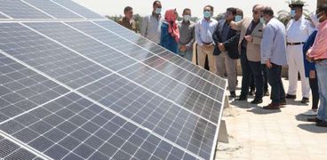 محافظ بني سويف يدشن 6 محطات طاقة شمسية بالوحدات المحلية