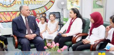 "المحاور الصغير"لقاء يجمع وزير الري مع اطفال مدرسة القومية الابتدائية