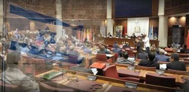 صورة نشرتها صحيفة الشروق الجزائرية لاجتماع برلمان البحر المتوسط وعليها علم اسرائيل
