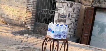 توزيع زجاجات المياه مجانا بالطريق