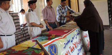 بالصور| "أمن جنوب سيناء" يوزع "كراتين رمضان" على أهالي رأس سدر