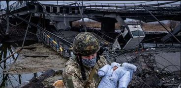 لحظة إنقاذ طفل رضيع بأوكرانيا