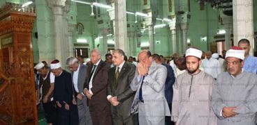 محافظ أسوان ومدير الأمن يؤديان صلاة عيد الأضحب بمسجد"الطابية"