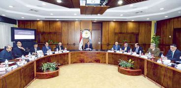 اللجنة العليا لتحويل مصر إلى مركز للطاقة أثناء اجتماعها
