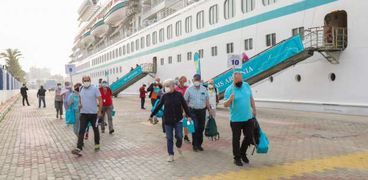 سياح أجانب خلال وصولهم لميناء الإسكندرية - أرشيفية
