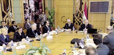 وزير الرى خلال اجتماعه بعدد من السفراء العرب والأفارقة